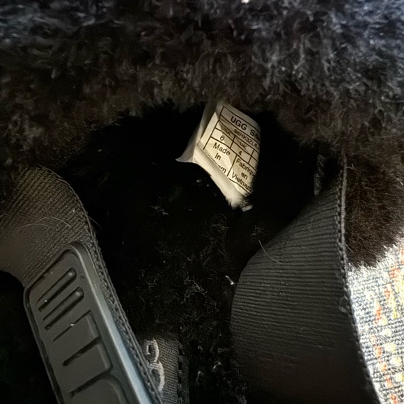 SOLD UGG SUPER FLUFF SLIPPER sz 6 black - Picture 2 of 6